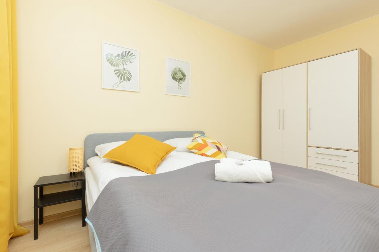 Praga Family Apartment With Parking By Noclegi Renters Varsovia Exterior foto